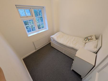 Room in a Shared House, Greestead Gardens, SW15 - Photo 5