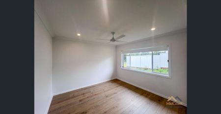 4 Bedroom Home - Walking Distance to the Beach - Photo 3