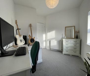 2 bedroom end of terrace house to rent - Photo 1