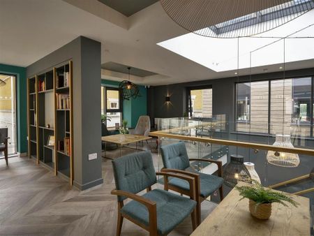 1 bedroom in a flat share to rent - Photo 2