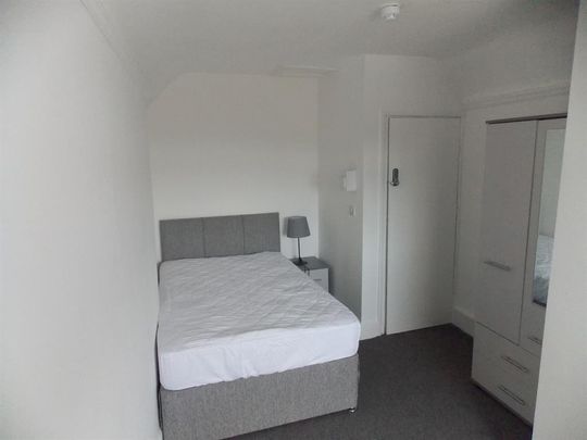 9 bedroom private hall to rent - Photo 1