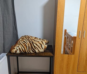 Room in a Shared House, Crownfield Avenue, IG2 - Photo 2