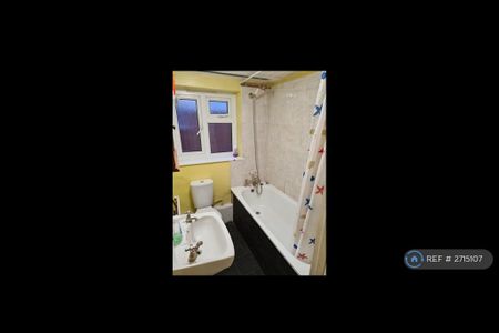 1 bedroom in a flat share to rent - Photo 5