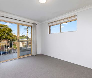 Inner-City Convenience with Spacious Living & Balcony Retreat - Photo 4