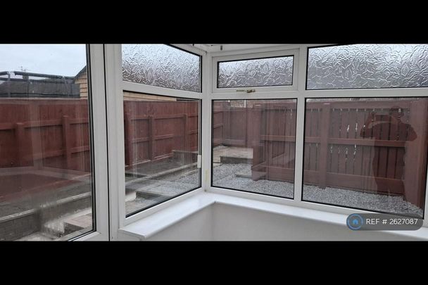 3 bedroom semi-detached house to rent - Photo 1