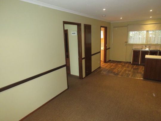 SINGLE BEDROOM UNIT IN WELL MAINTAINED COMPLEX. - Photo 1