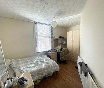 4 bedroom flat to rent - Photo 1