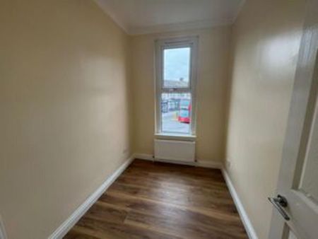 3 bedroom flat to rent - Photo 3