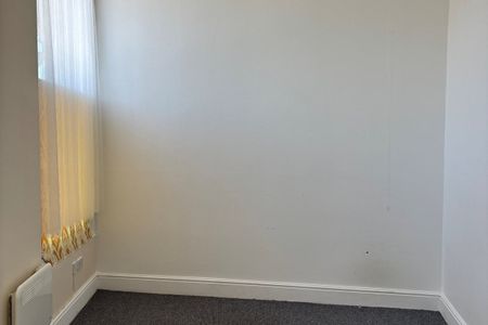 High Street - Photo 4