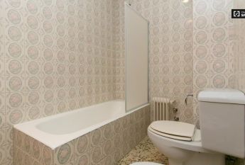 Single Bed in Room in a shared 5-bedroom apartment for rent in Camino de Ronda.