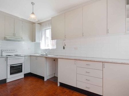 CHARMING & PRIVATE APARTMENT WITH LOCK-UP GARGAGE - Photo 2