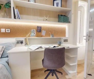 Silver 3 Bed Apt Plus - Photo 2