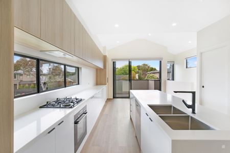 4/12 South Crescent, Heidelberg West VIC 3081 - Townhouse For Rent | Domain - Photo 5