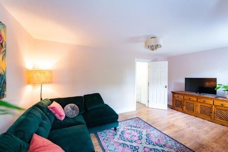 4 Station Terrace, Helens Bay, BT19 1TQ - Photo 2