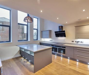 4 bedroom semi-detached house to rent - Photo 6