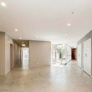Stylish Apartment Living in Malvern East - Photo 2