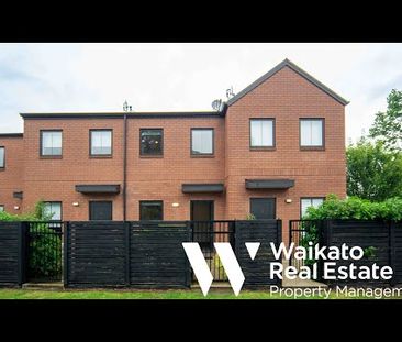 Cozy Two Bedroom Townhouse - Photo 2