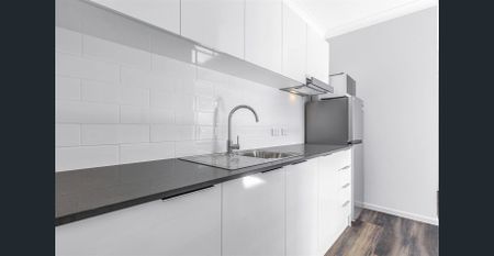 NEAR NEW WYNNUM WEST STUDIO UNIT - Photo 5