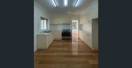 Beautifully Renovated 3 Bedroom Home Close to CBD! - Photo 3