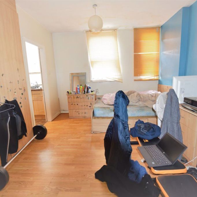 1 bedroom Studio in Flat 6, Leeds - Photo 1