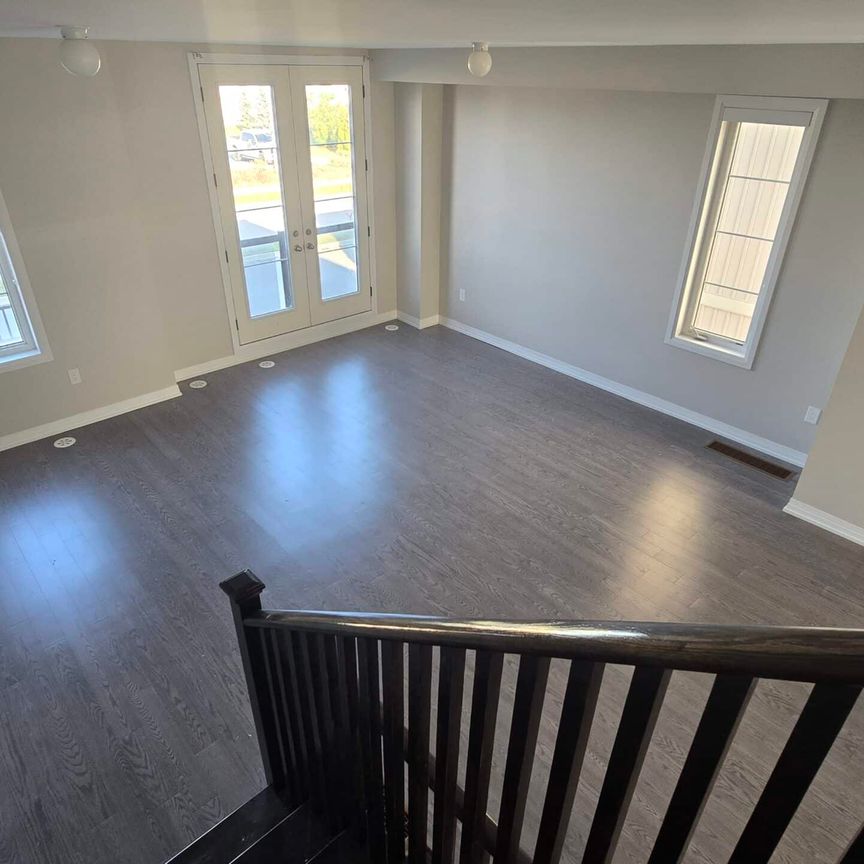 Three bedroom townhouse Bowmanville - Photo 1