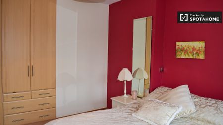 Lovely room in 3-bedroom house in Terenure, Dublin - Photo 2