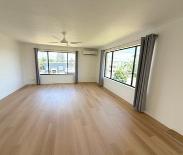 Renovated Top Floor Unit – Walk to Broadwater - Photo 1
