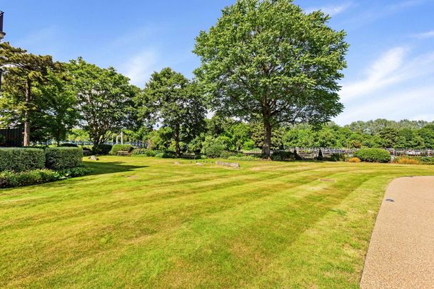 A luxury 2 bed apartment situated beside the River Thames. - Photo 1