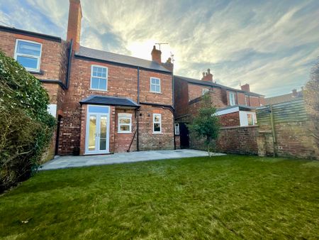 4 bedroom Mid Terraced House to let - Photo 3