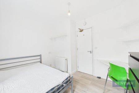 3 bedroom flat to rent - Photo 4