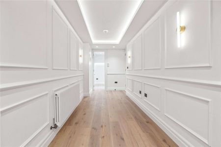 A beautifully renovated three bedroom garden flat with a private entrance - Photo 3