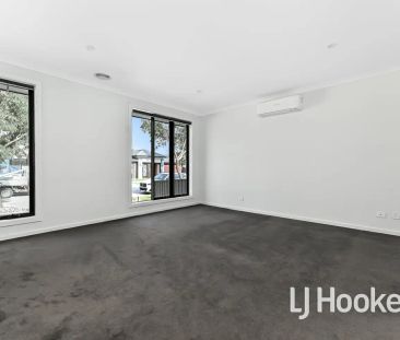 41 Revelstoke Crescent, Pakenham VIC 3810 - Photo 3