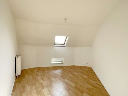 **Charmante Dachgeschosswohnung im Herzen von Halle – 4 Zimmer mit Blick über die Stadt** - Photo 5