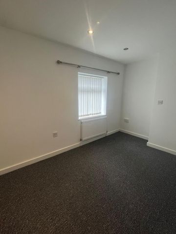 Stand Lane, Radcliffe - Photo 3