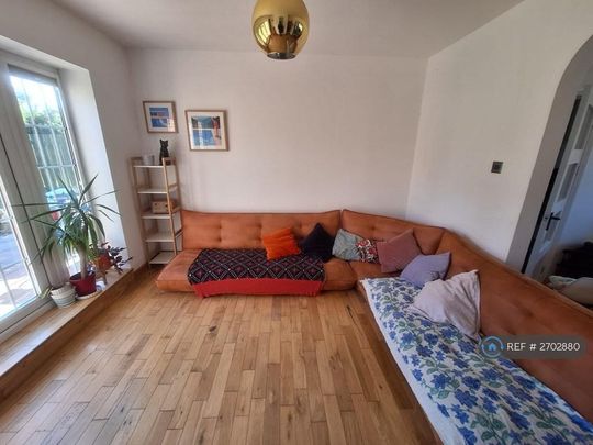 3 bedroom semi-detached house to rent - Photo 1