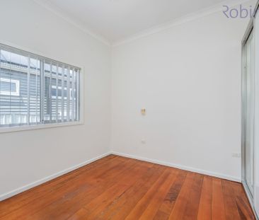 Freshly painted three bedroom home with air-conditioned living spac... - Photo 5