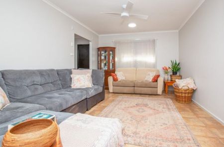 Entertainers Delight - 4x2 + Pool + Shed+ Solar - Photo 5