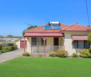 Spacious 4 Bedroom Home with Pool - Photo 4