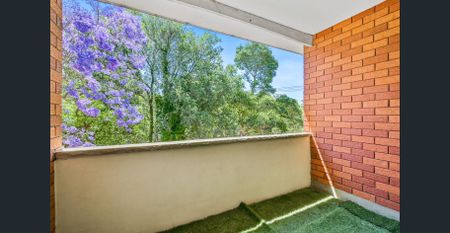 Centrally Positioned, Tastefully Updated, Executive Style, Spacious And Sun-Kissed Two Bedroom Oasis, Only Moments To Transportation, Cafes And Shops - Photo 5