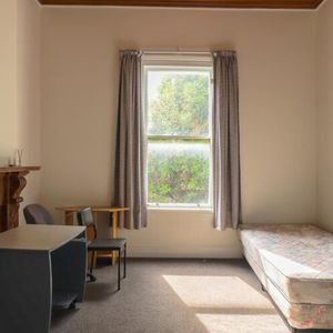 Large Room close to City Centre & SIT - Photo 2