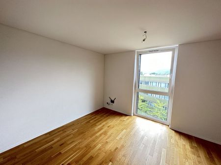 Modern and close to shops - Photo 2