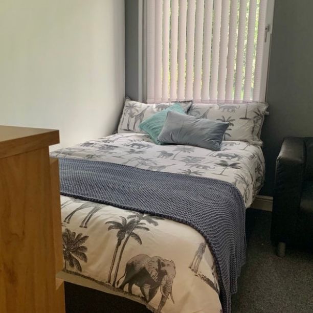 Close to Town Centre Free Netflix & Disney+ 🏡📲 - Photo 2