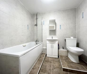 2 Bedroom Flat - Above Shop To Let - Photo 5