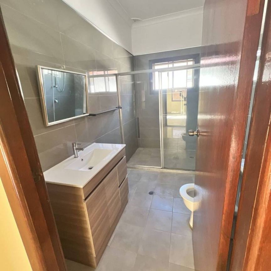 Amazing Large 5 Bedroom Home - Photo 1