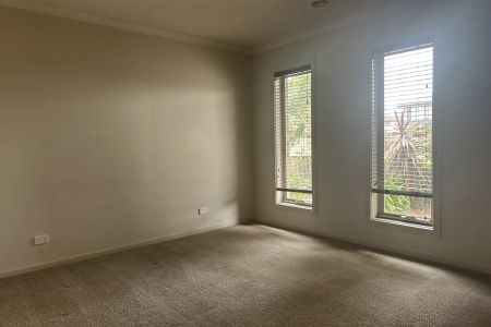 Large Living in the Alamanda School Zone - Photo 2