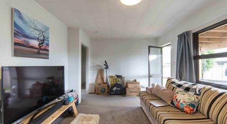 Well-Presented Three Bedroom Home - Photo 4