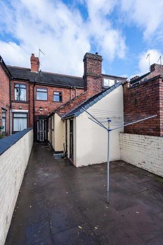 1 bedroom in a house share to rent - Photo 2