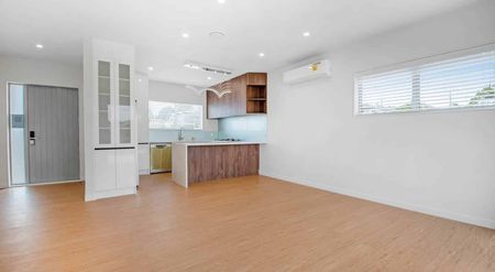 Stunning Near-New Family Home with Mountain Views! - Photo 2