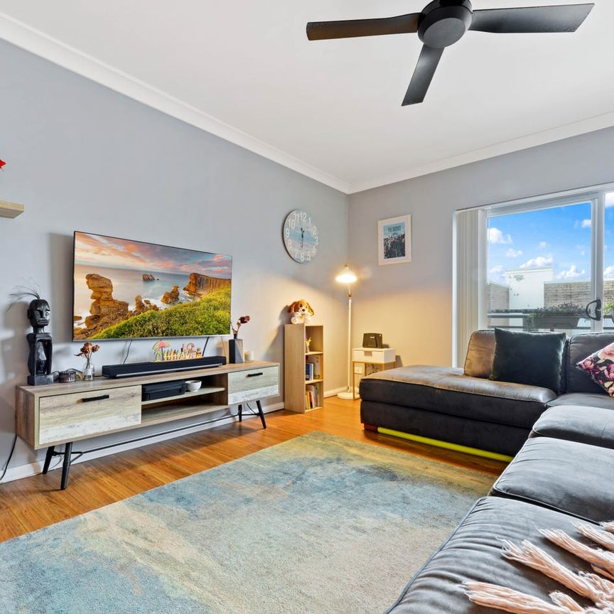 Private Top Floor Apartment - Photo 1