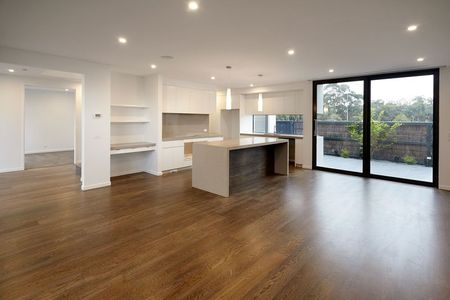 IMPRESSIVE FOUR BEDROOM FAMILY HOME - Photo 4